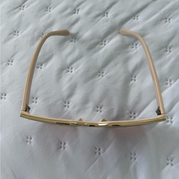 Quay Sunglasses - Picture 2 of 3